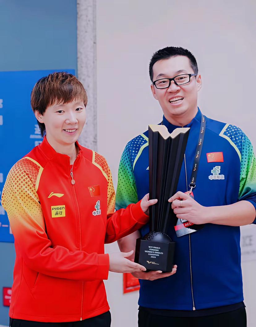 王曼昱的胜利背后，奇奇老师默默的撑起一片天。
2026年未见他。
王曼昱曾说：“