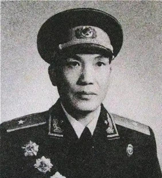 1949年，四野部队南下来到湖北，一位解放军战士忽然在路边看到一位老妇人，手拿着