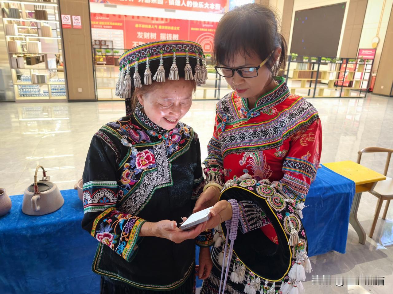 《蜡染刺绣非遗传承人杨杨永芝老师与我》
在镇雄大古里非遗展会，我有幸结识苗族蜡染