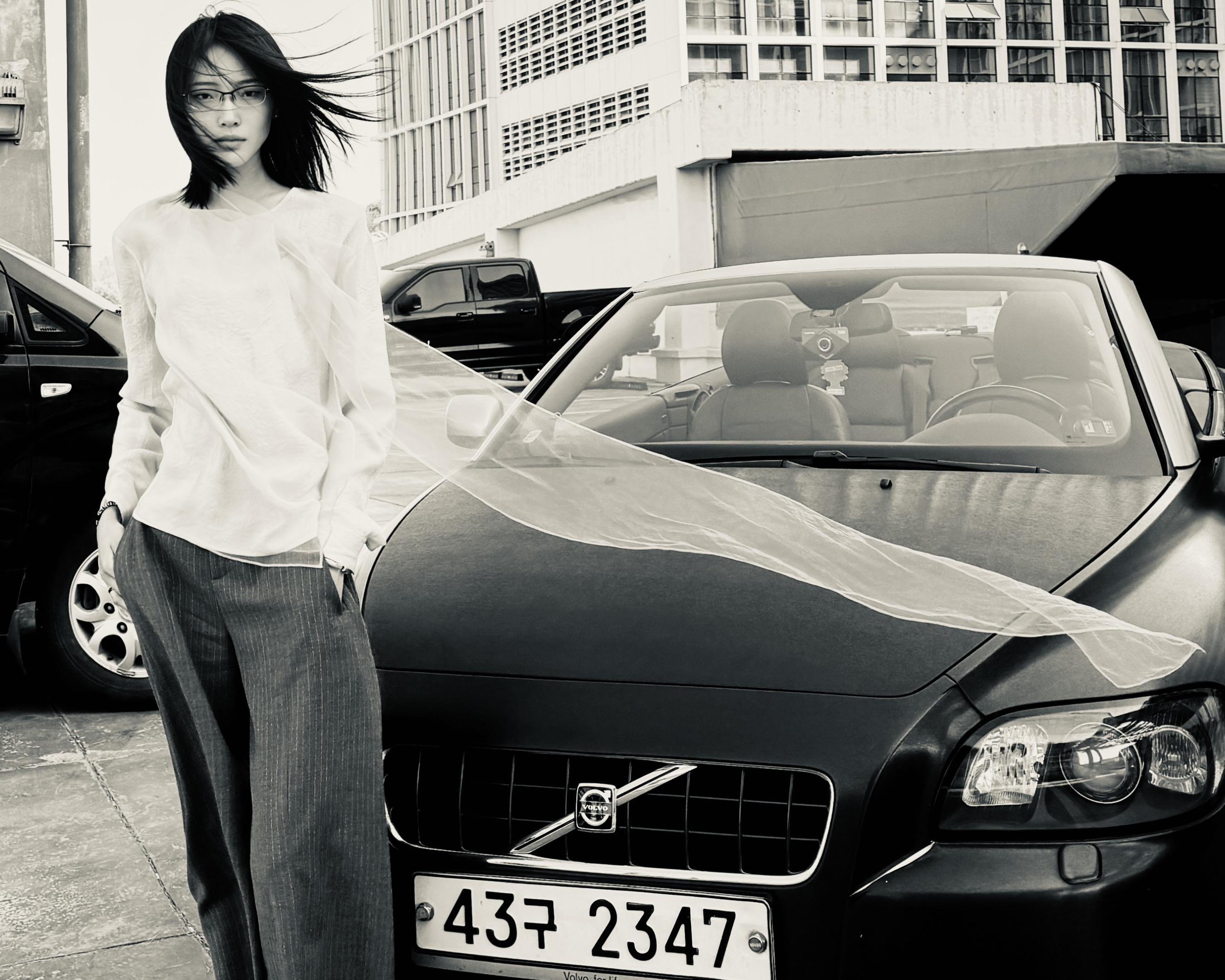 她带了位有礼貌的绅士来探望您。以最虔诚的吻手礼问好。