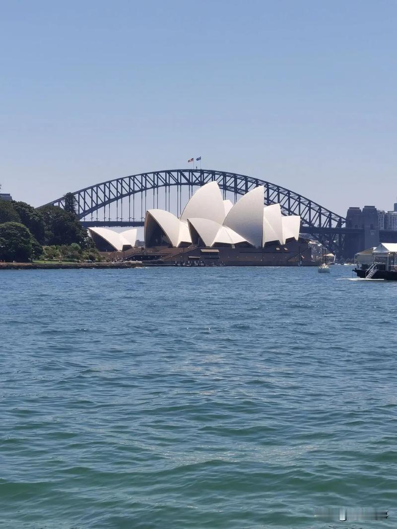 澳大利亚独占整块大陆，坐拥铁矿、铜矿、锂矿等丰富矿产，还有广阔草场与繁忙港口，却