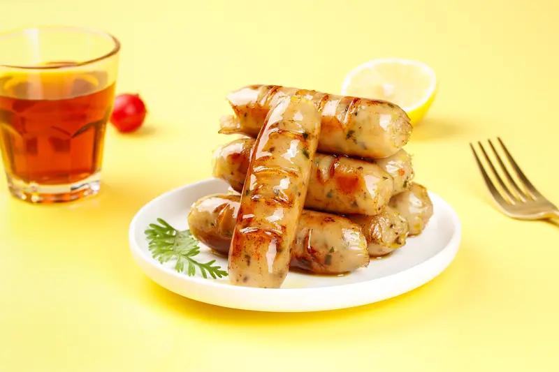 山西大同一女生在校门口买根淀粉肠，竟被学校工作人员强行收走电动车和家门钥匙，女生