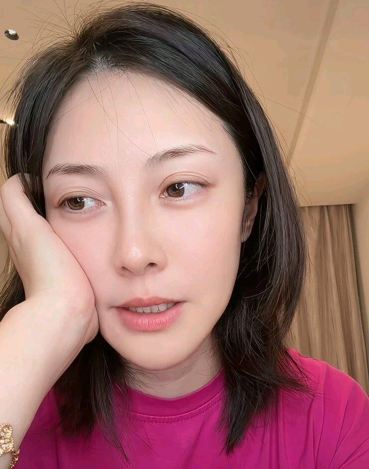 女演员朱锐自曝破产这事，还挺让人唏嘘的。她炒股一下亏了70万，这可是半生积蓄啊，