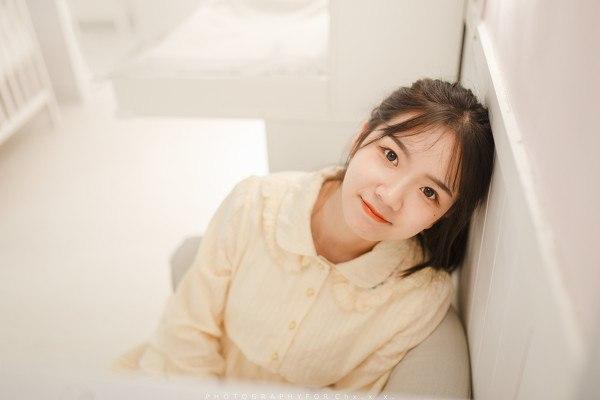 阳光洒进来的午后，少女微笑倚靠在墙边。可爱 阳光少女照 秋日少女照 阳光少女照