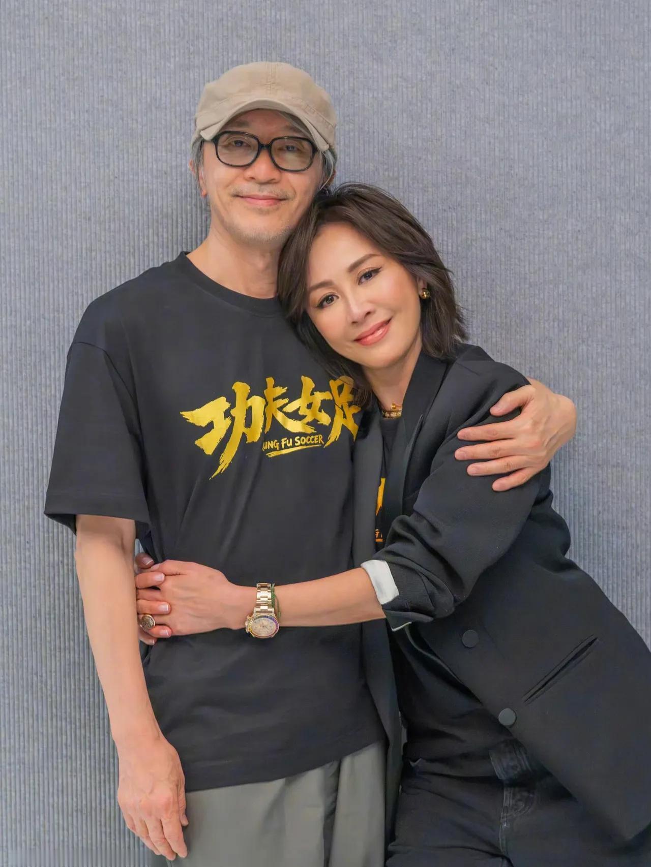 周星驰刘嘉玲两位老友同框亮相，男帅女靓，画面太养眼了！
镜头下的周星驰还是那么帅