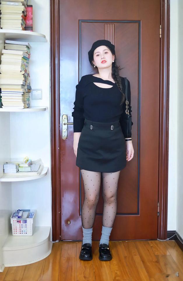 秋冬真的好适合黑丝呀！

黑色针织衫搭配黑丝女性化十足，所以就不用搭配小高跟啦，