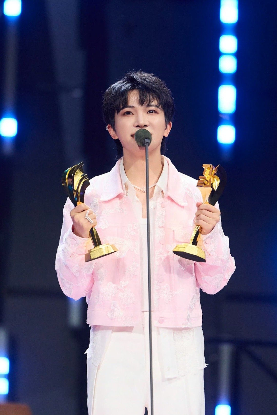 周深哼了两句薛之谦眼睛都瞪大了中国唱将 周深这随口一哼，直接让《中国唱将》的舞台