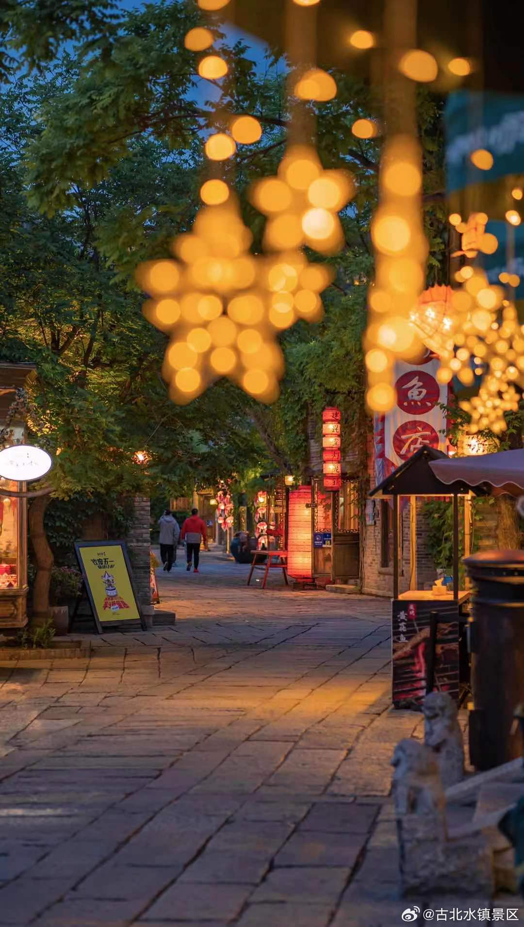 晚风轻踩着云朵，月亮在贩售快乐。晚安，宝子们~ ​​​