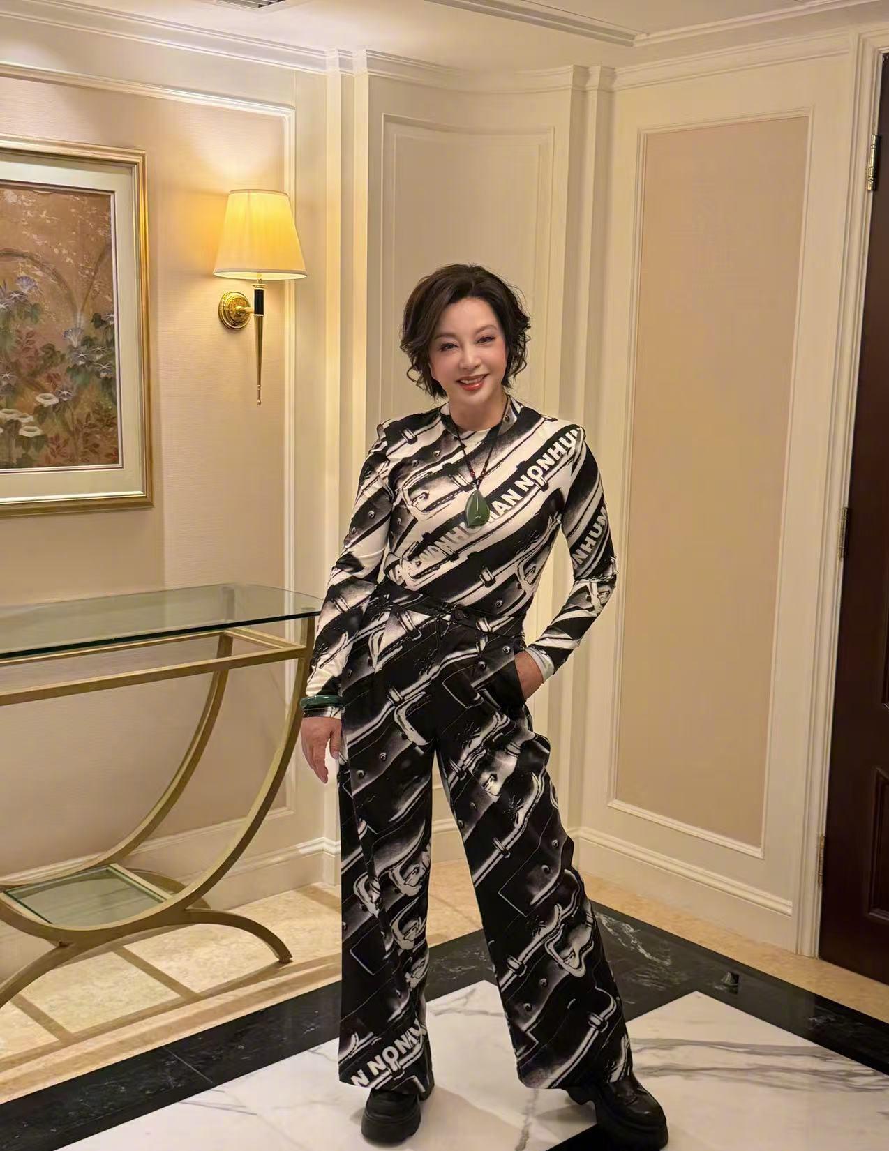 我终于知道
为什么说00和05后都可以跟刘晓庆做朋友了
不是因为刘晓庆显年轻
而