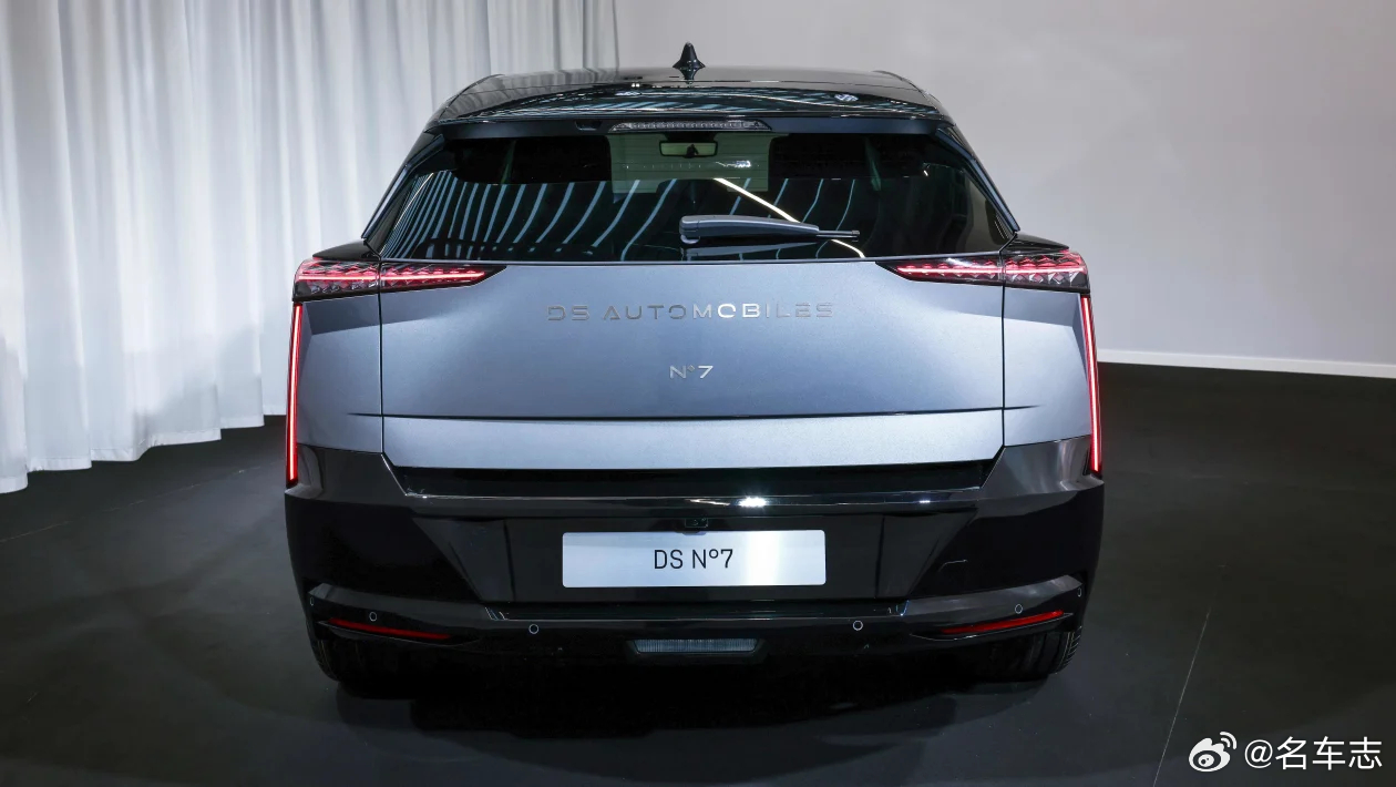名车志新闻 【DS品牌正式发布了全新一代DS No7中型SUV】新车延续了旗舰N