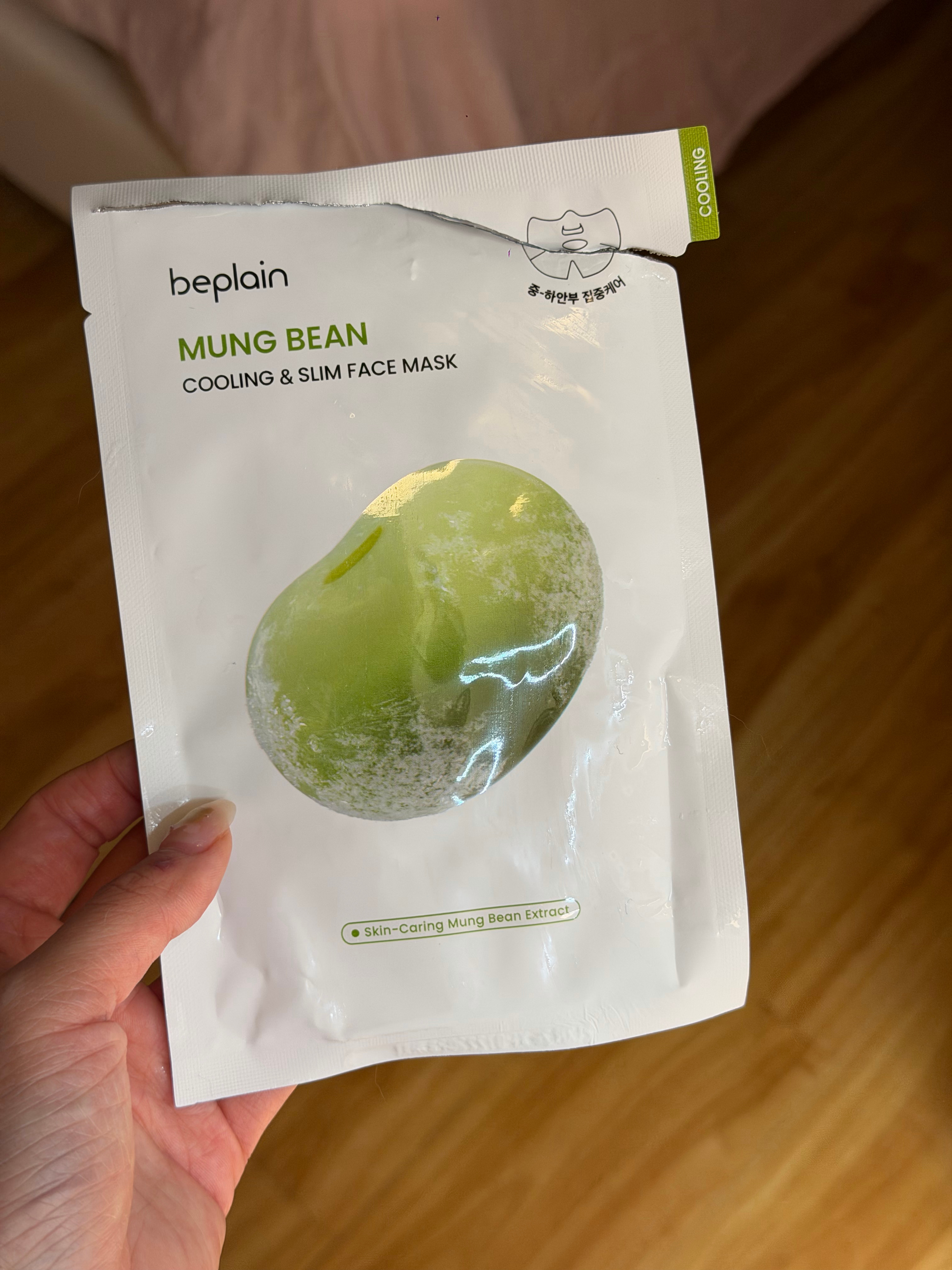 这个面膜我找半天上半张脸！！看后面才知道哦哦哦只有下面哈哈哈哈哈 