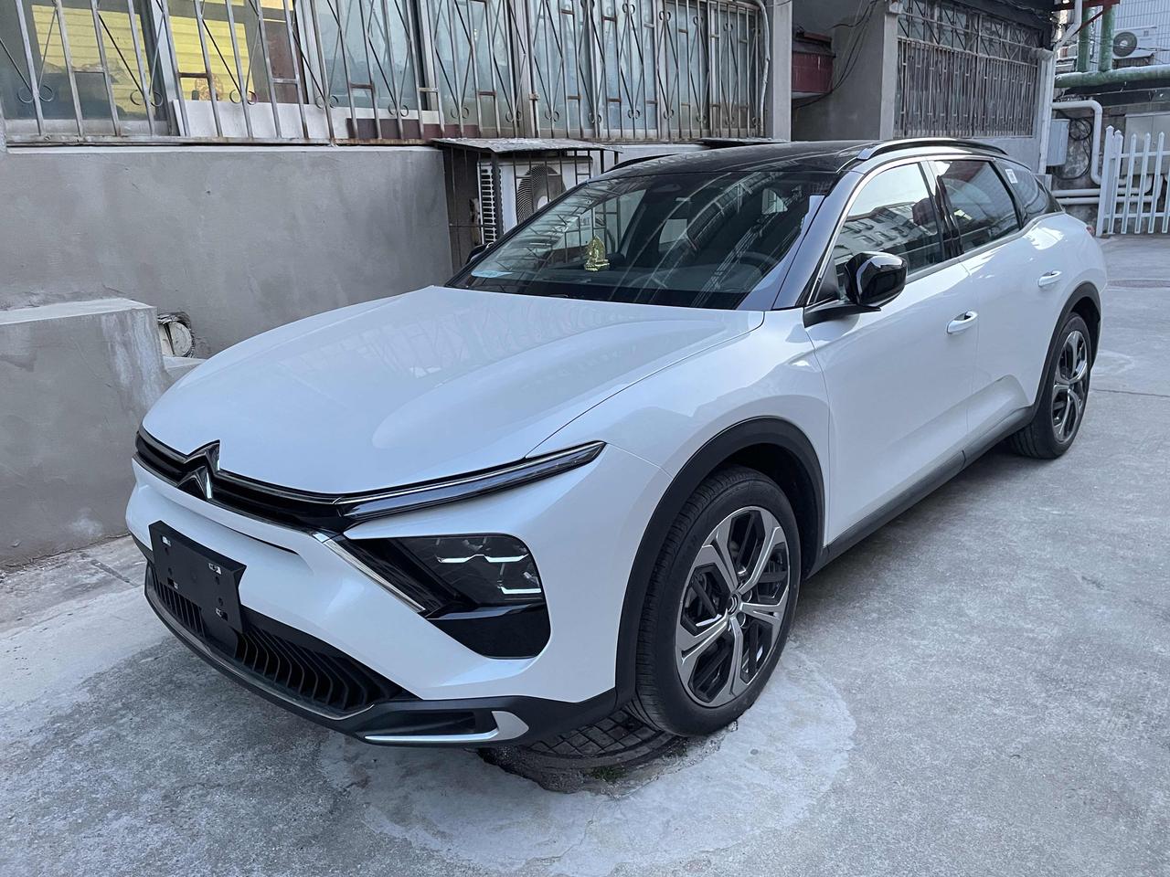 雪铁龙凡尔赛C5X浑身上下都是名牌！
1、变速箱：日本爱信8AT手自一体；
2、