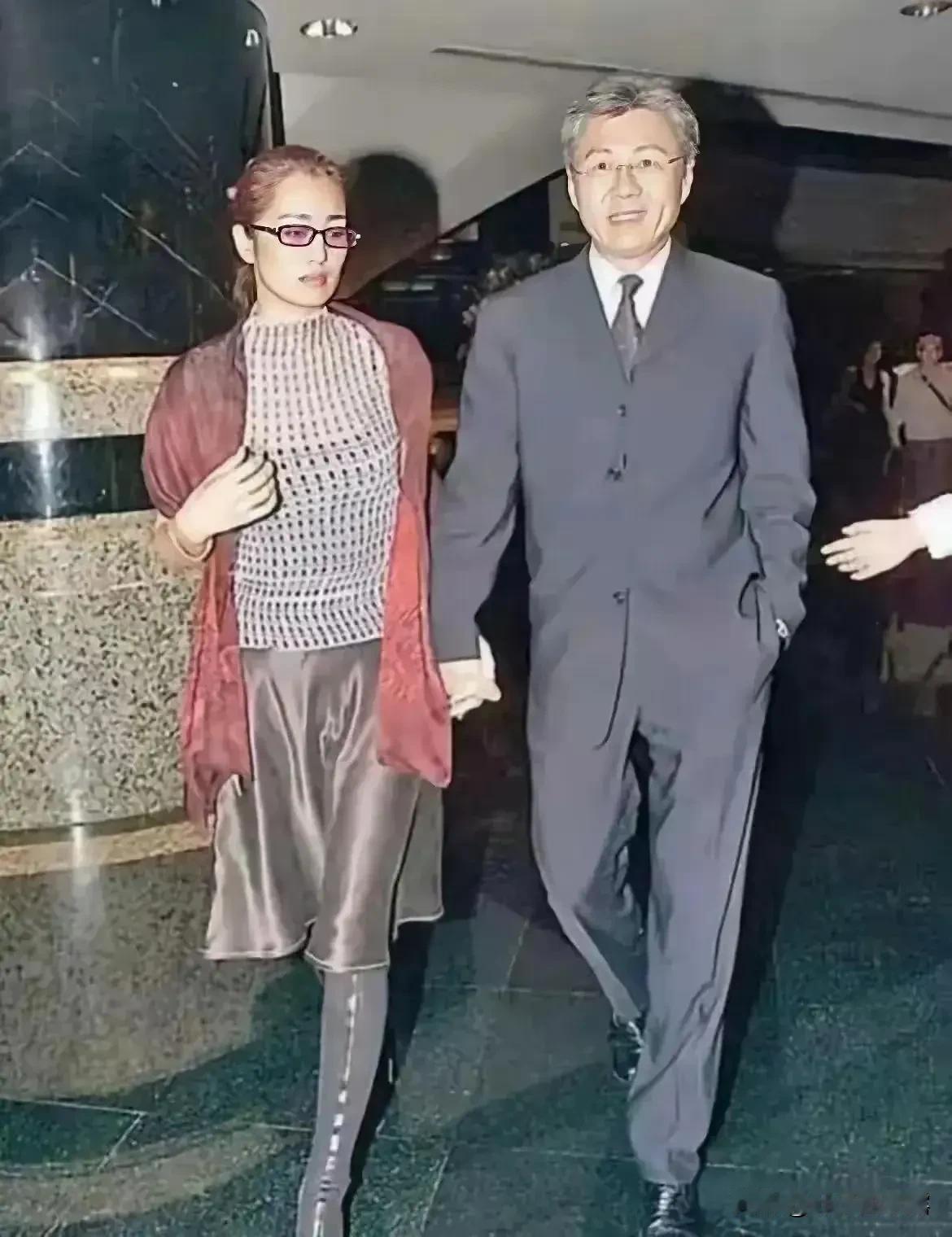 这是1994年，巩俐与前夫黄和祥一同外出散心，两人手牵手，感情应该很不错。那时的