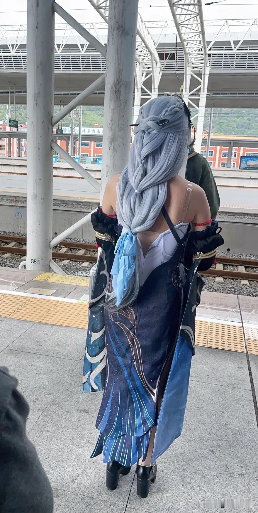 站台遇见的这种装束网上脑补了一下。
说这是cos服装。是在如今多元的文化环境下，