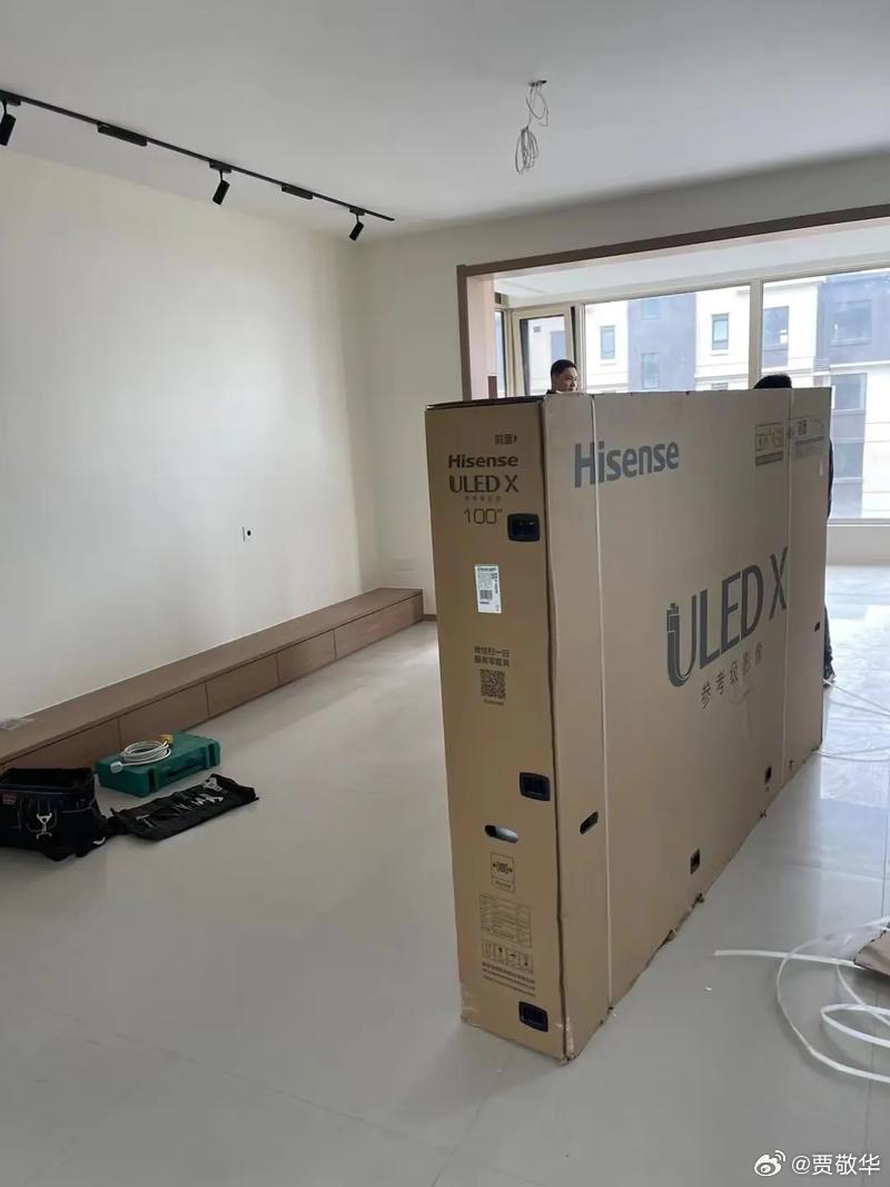 朋友打算换台100英寸大电视，结果商场不卖给他，原因是这台电视他家大门和阳台都无