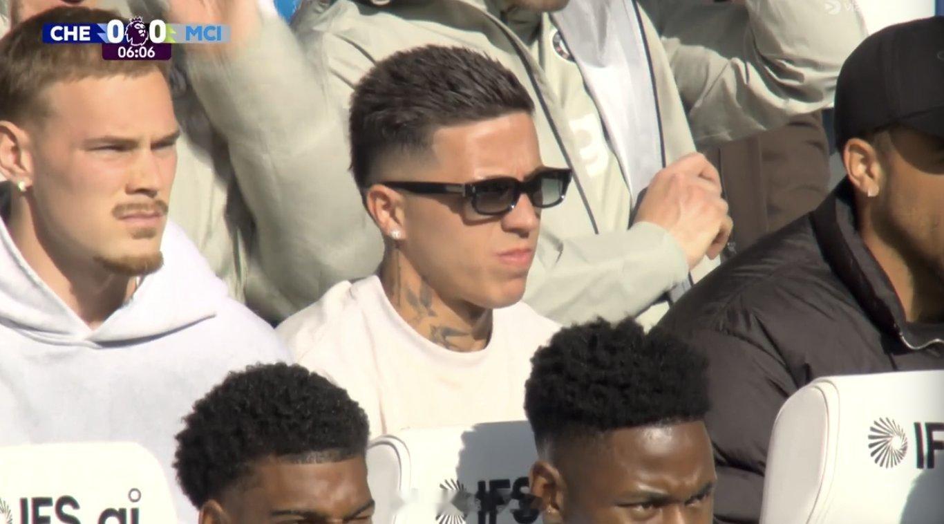 切尔西vs曼城停赛的恩佐观战切尔西战曼城~ 蓝军三球落后， 妈呀这比分~ 曼城赢