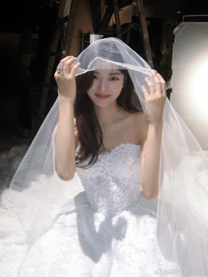徐若晗晒温夏婚纱照出圈，徐若晗的婚纱照，必须狠狠出去，柔和又韩系，看到这样的一组