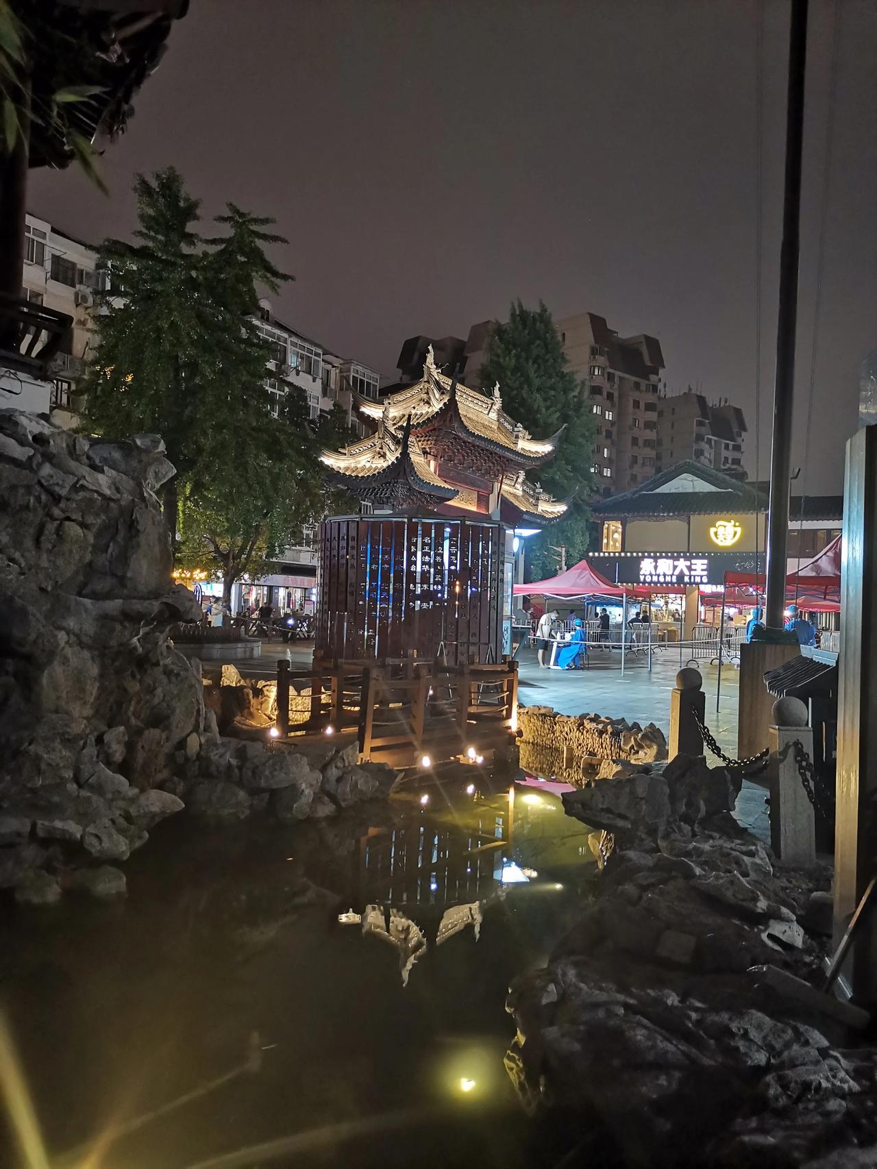 因为疫情，很久没到老街走走了，今天夜探七宝老街。
钟楼广场因为有很多市民在参加核