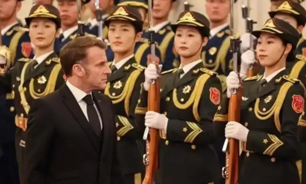 别把马克龙这趟访华当走形式。12月3日专机抵京，他带着80人团、6位部长和35位