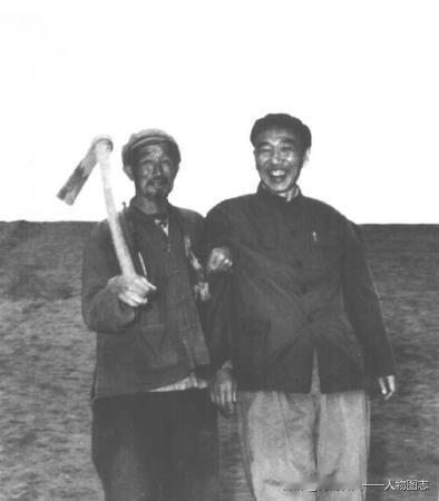 1978年王任重和延安桥儿沟村原党支部书记张德忠在一起