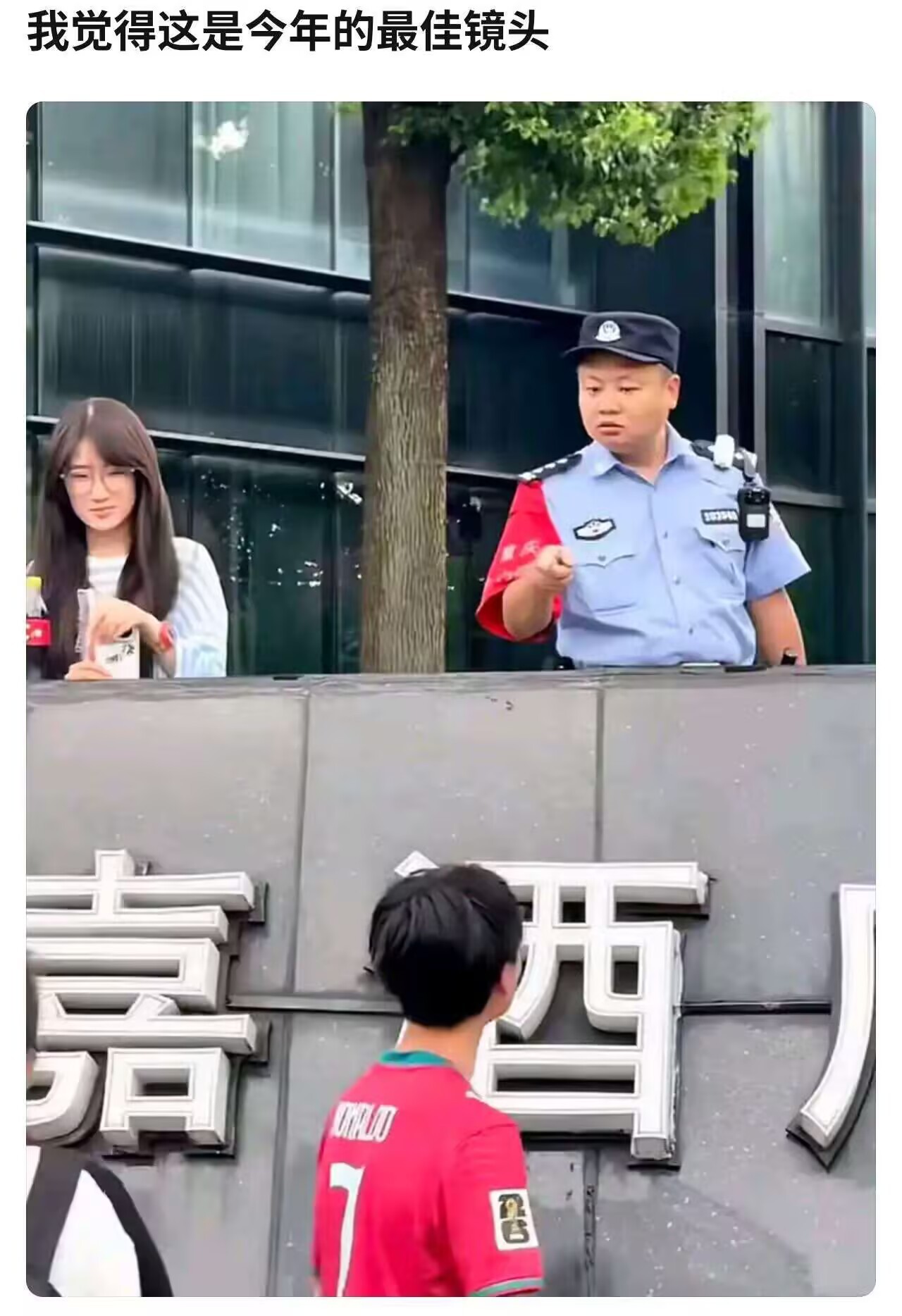 这个视频看了，确实是先扔瓶子，后面泼水的。至于其它的事，大家还是以和为贵吧。 