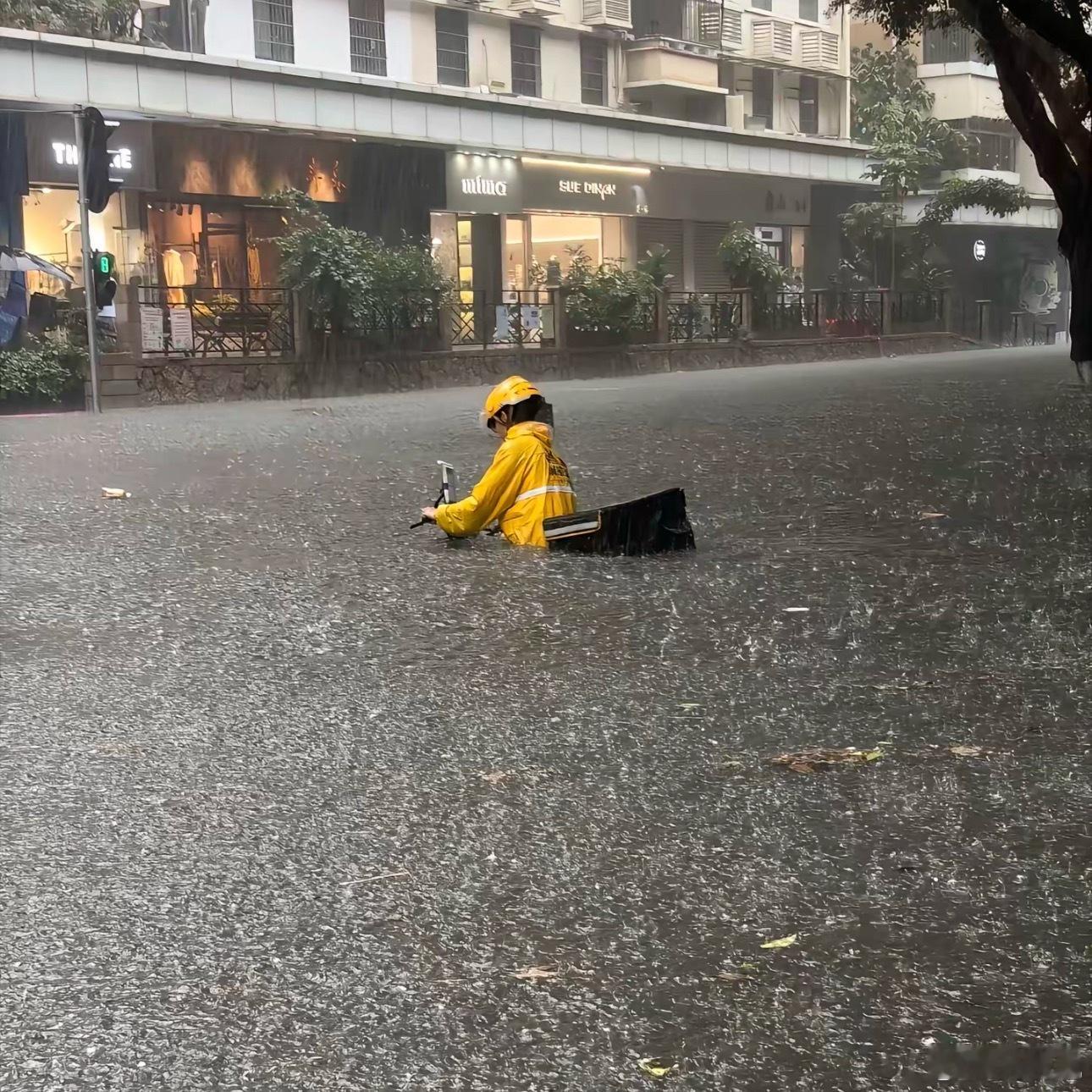 自从把全城挖开翻修搞了雨污分流之后，降雨是越来越多，越来越大。好奇怪🤔 