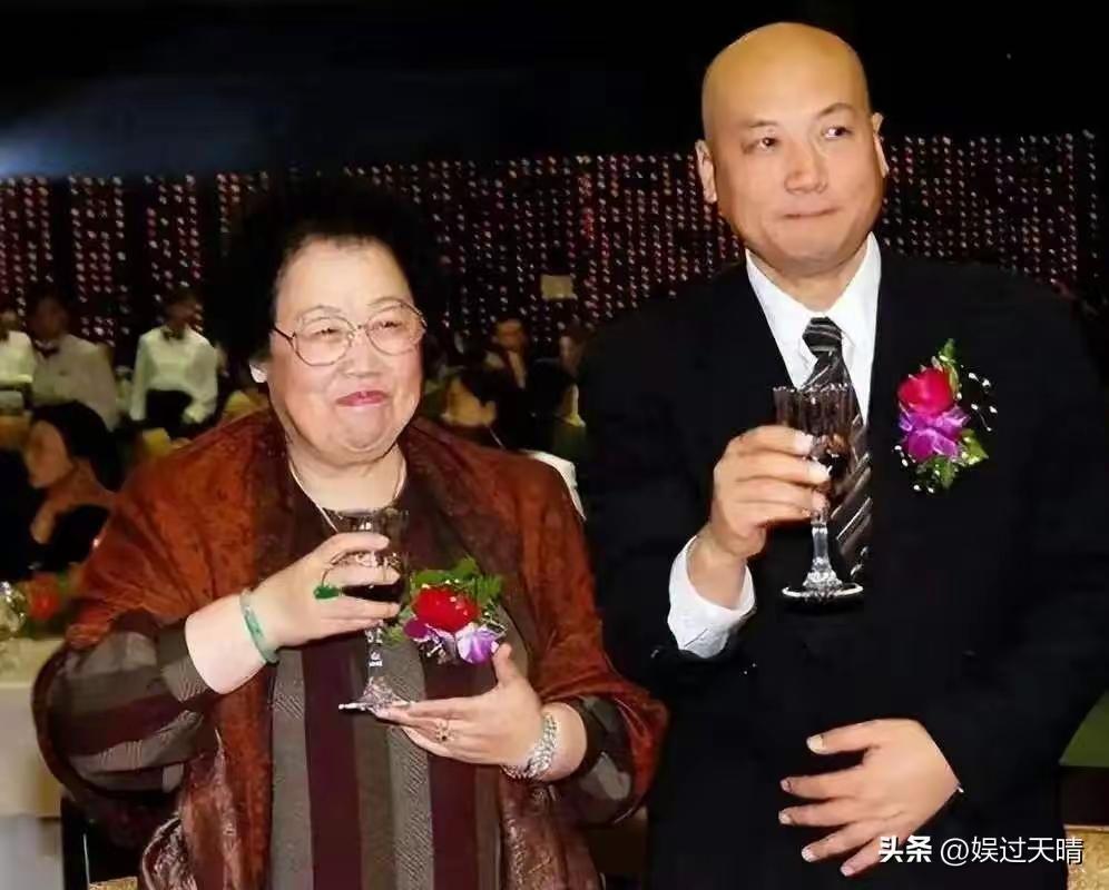 陈丽华离世引发热议，迟重瑞近期的直播状态，被不少网友揪着议论。
 
讣告发布前，