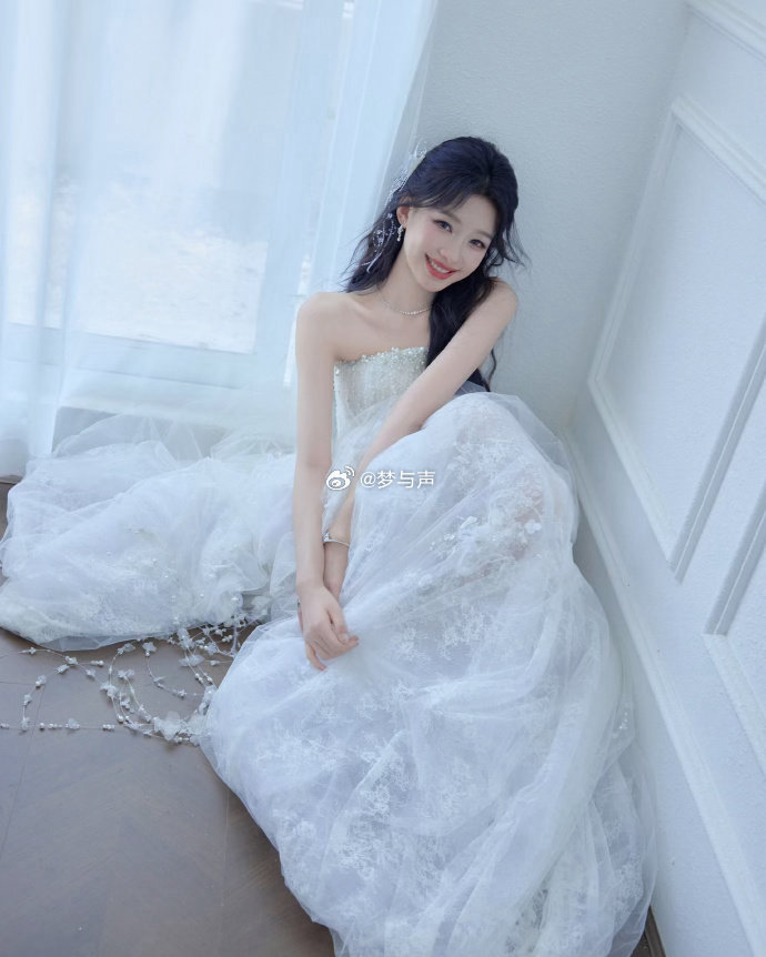 孙怡陈瑶花嫁舞台孙怡一袭白纱裙仙气满满，神态安静淡然。演唱心态松弛，咬字细腻柔和