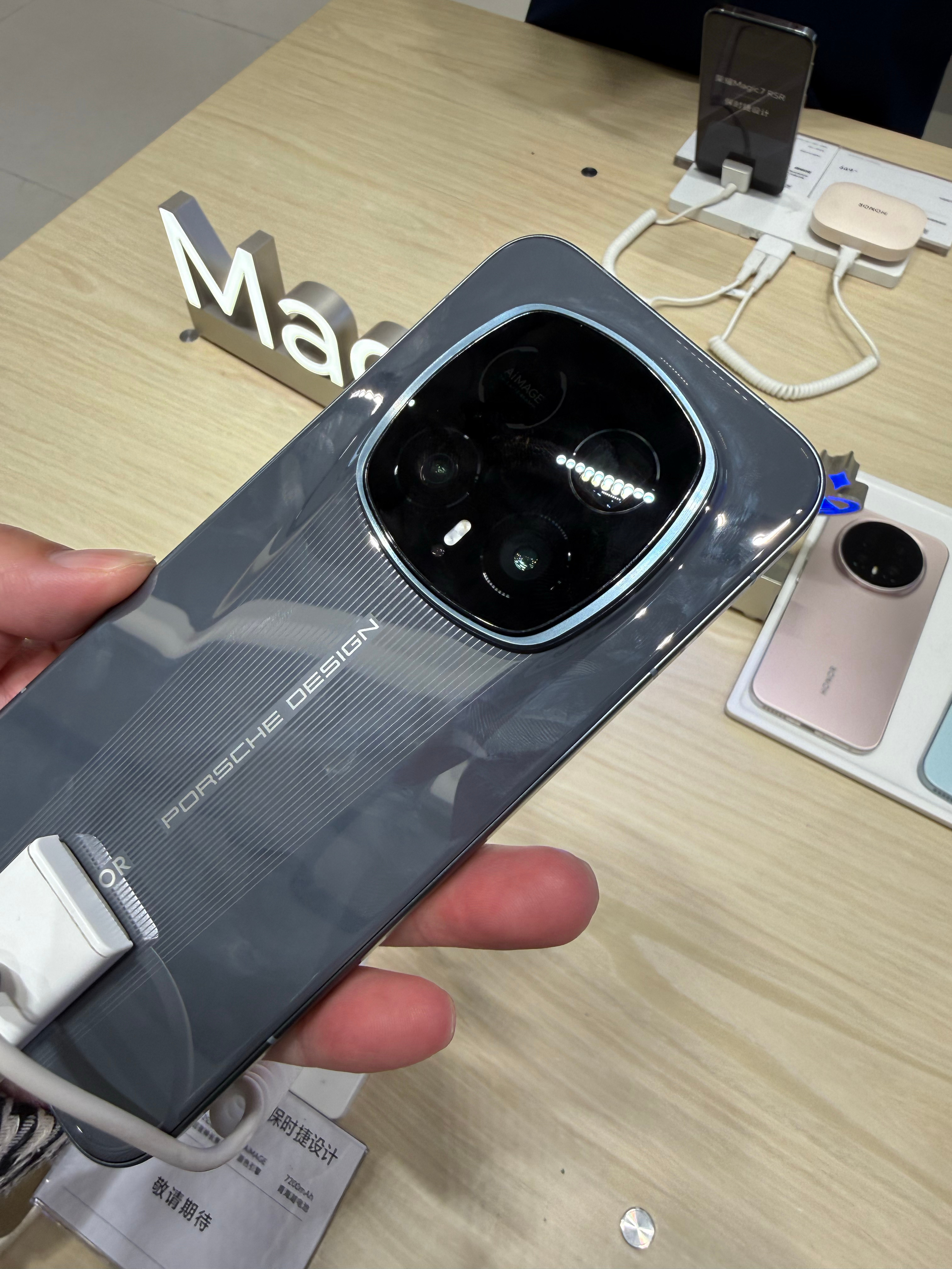 没有手机，实体店看了荣耀Magic8 RSR保时捷设计，又科技又奢华。说一个我印