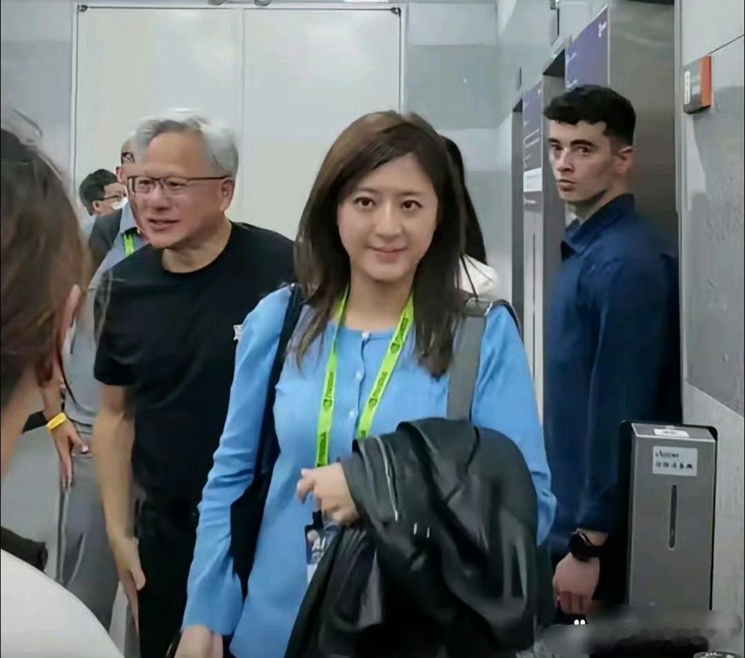 黄仁勋这个助理可真漂亮。 ​​​