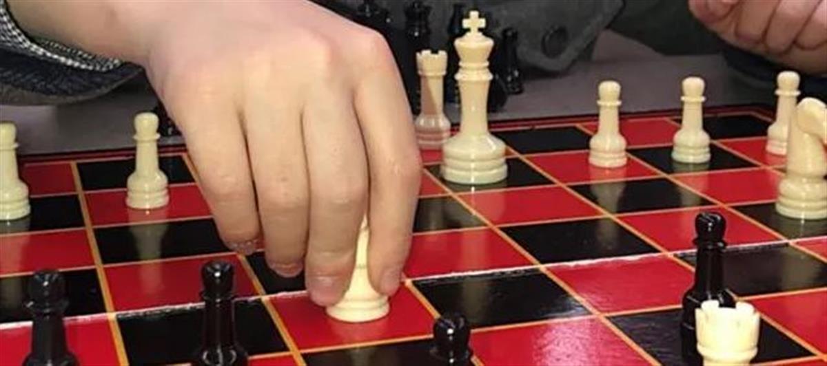 8岁男孩成击败国际象棋特级大师的最年轻棋手，每天练习约7小时