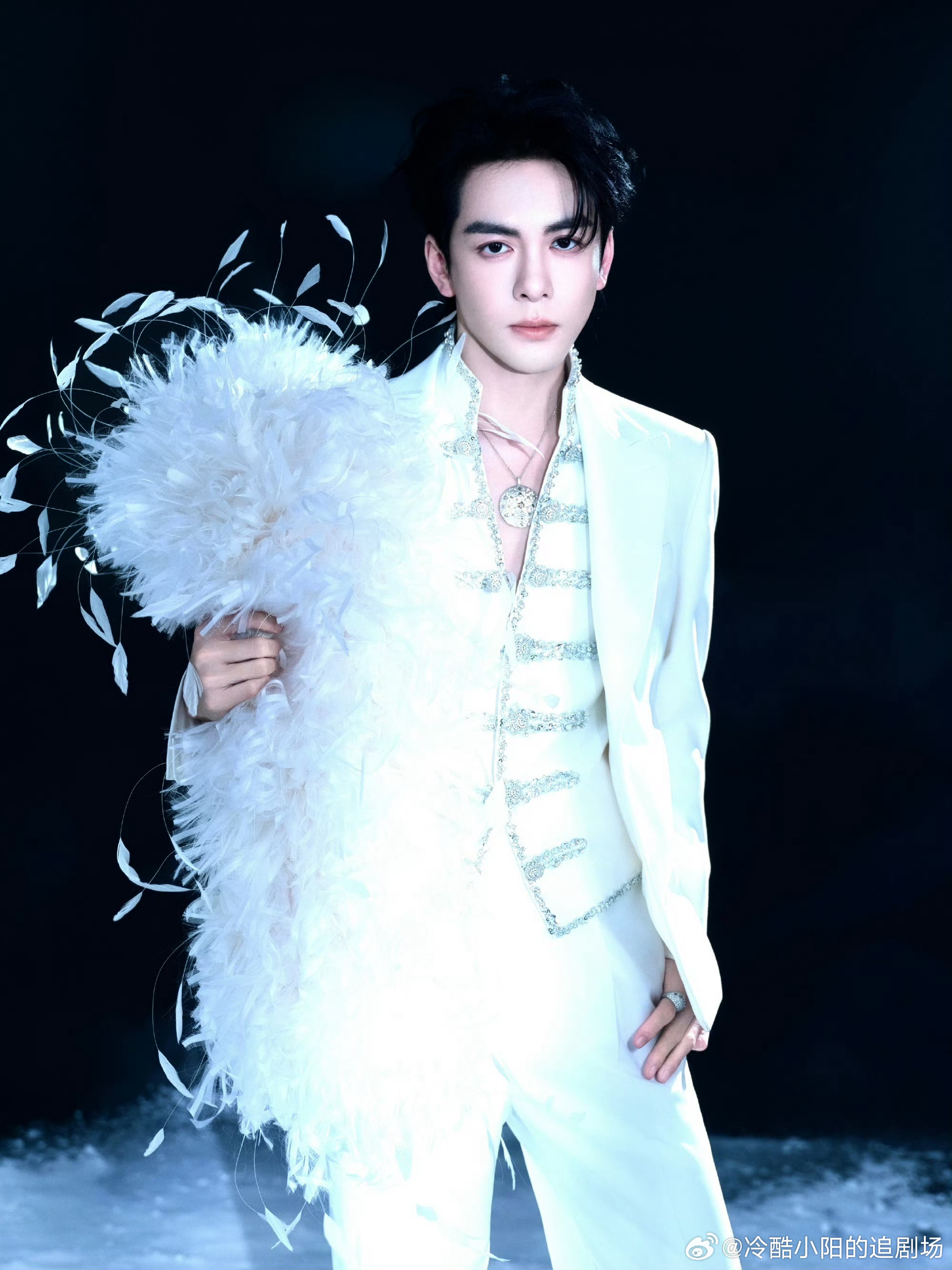 曾舜晞微博之夜白九思下凡坐等小晞惊艳全场，红毯步履踩中审美巅峰，次次美学降维，白
