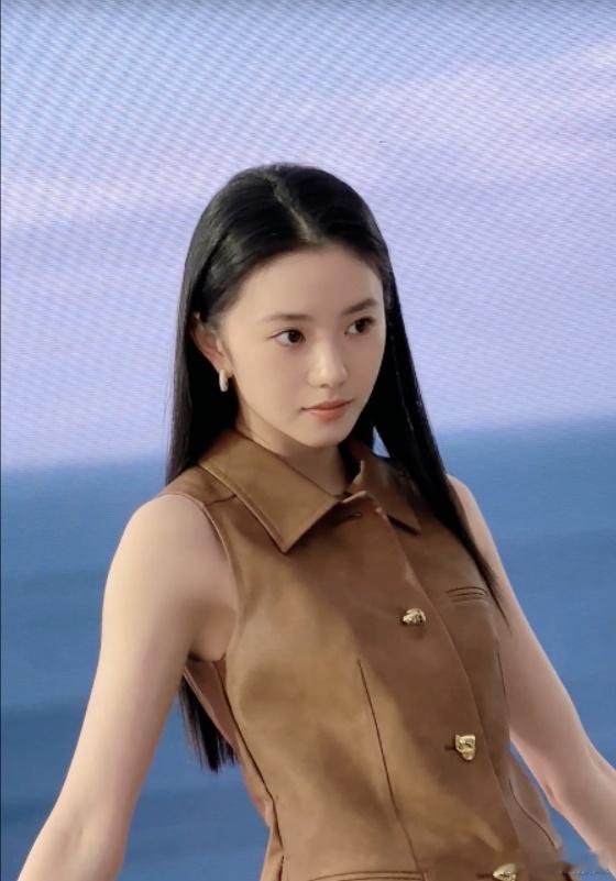 刘浩存让我眼前一亮又一亮 谁能不被刘浩存的魅力吸引，柏林电影节的风采，入围欧洲三