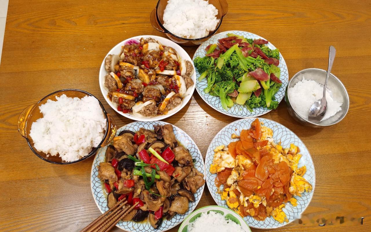 生活的小幸福，往往都藏在一日三餐里。用心做好一顿饭，认真品味每一口滋味，平凡日子