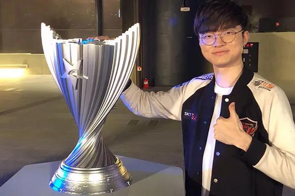 Faker啥时候变成“不粘锅”了？在粉丝眼中，输掉比赛都是队友的责任？没办法，谁