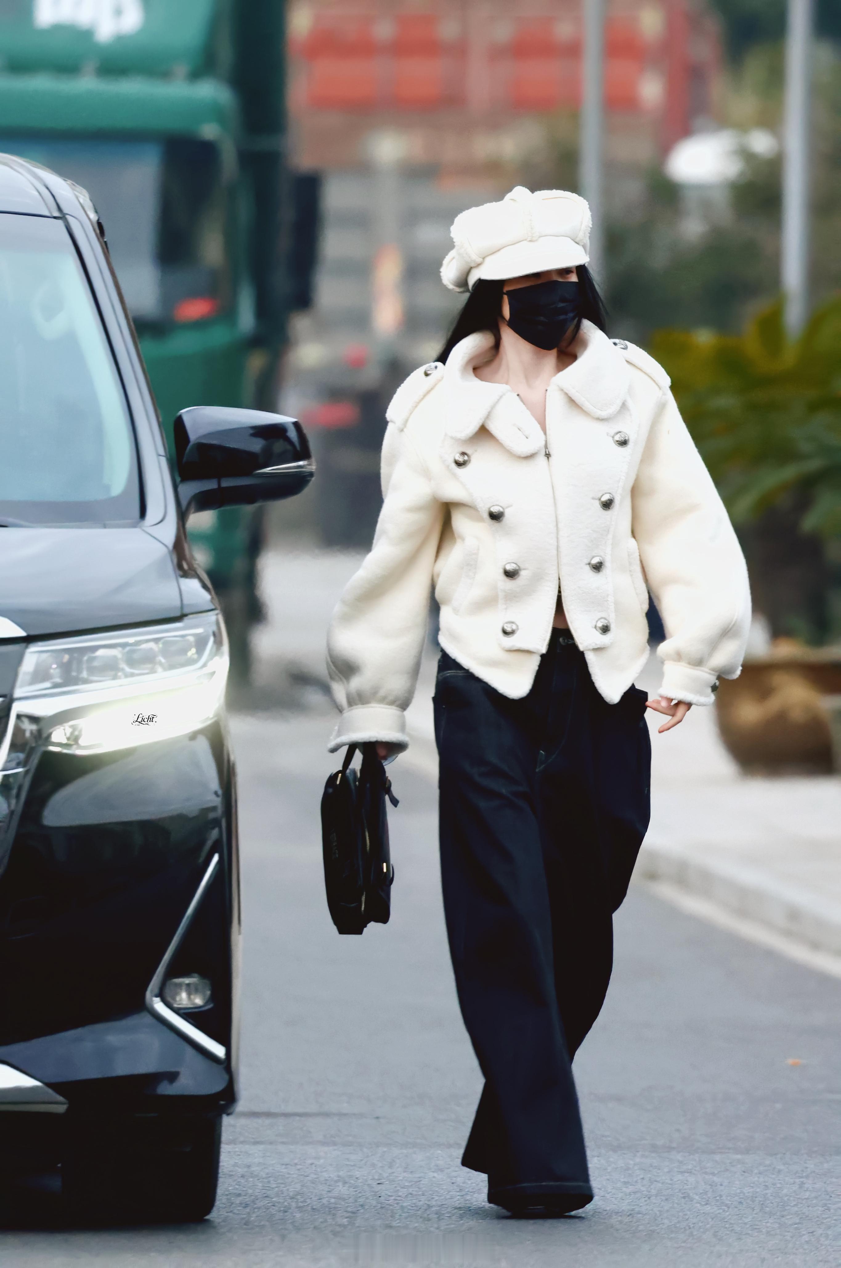 虞书欣今天云初令上班路透来啦！好温柔的🐟啊！
