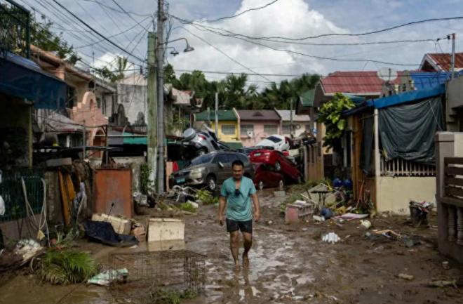 谁能想到一场天灾竟扒出这么离谱的操作，这边是洪水淹到胸口孕妇在污水里挣扎生产，灾