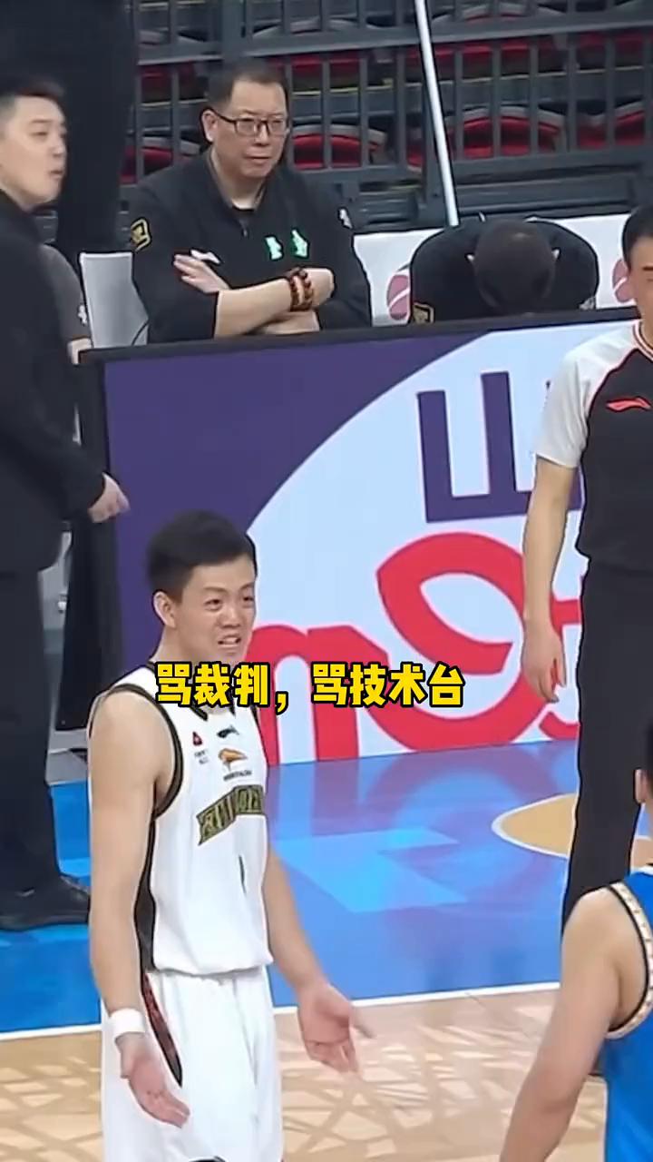 杨鸣会不会被篮协罚款？骂裁判，骂技术台。
杨鸣脾气火爆，杨鸣太火了，动不动就骂裁
