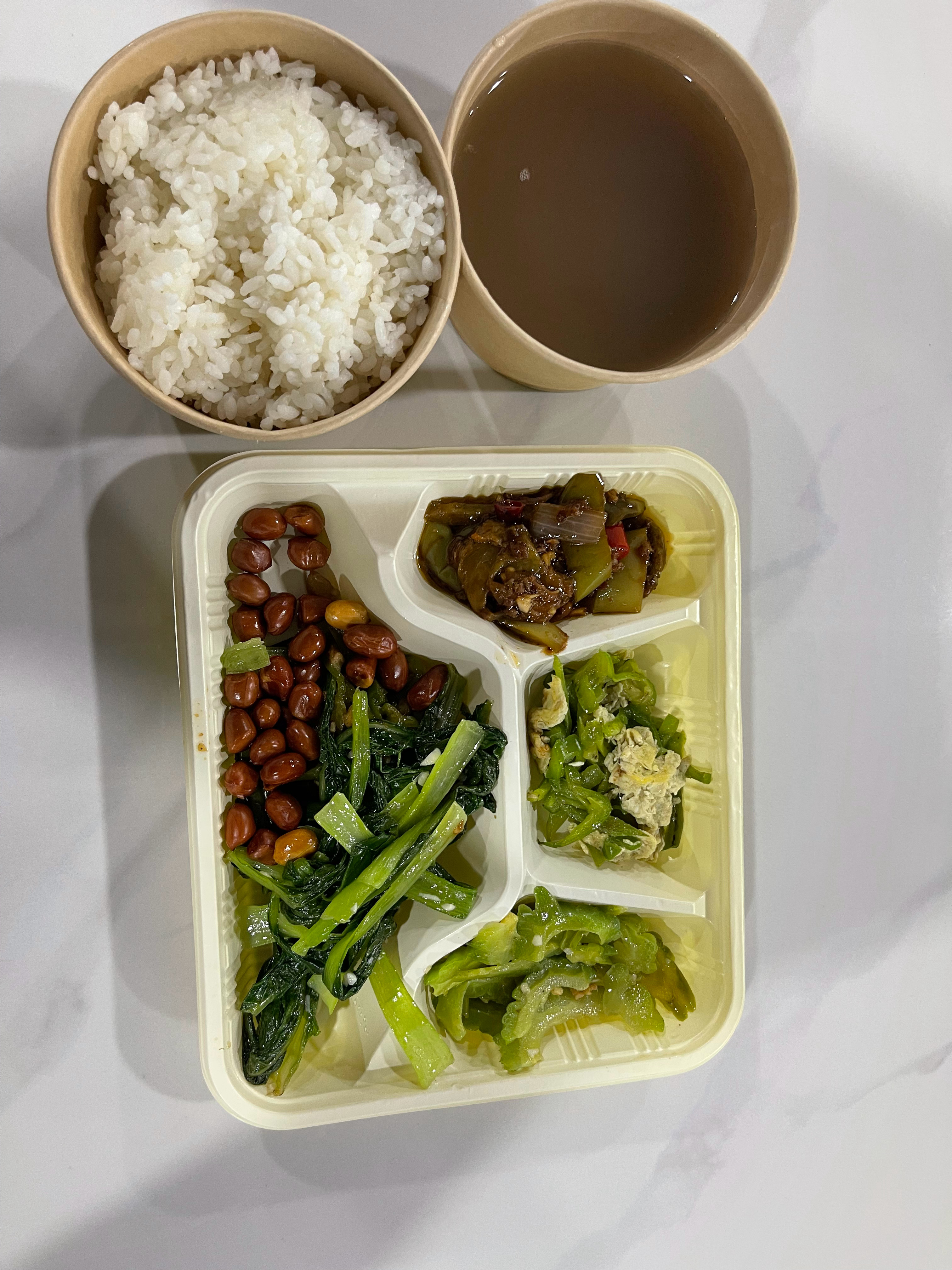 12元的中餐，绿豆汤管够，你们觉得怎么样呢？夏天就想喝点冰的 。 武汉·一号车市
