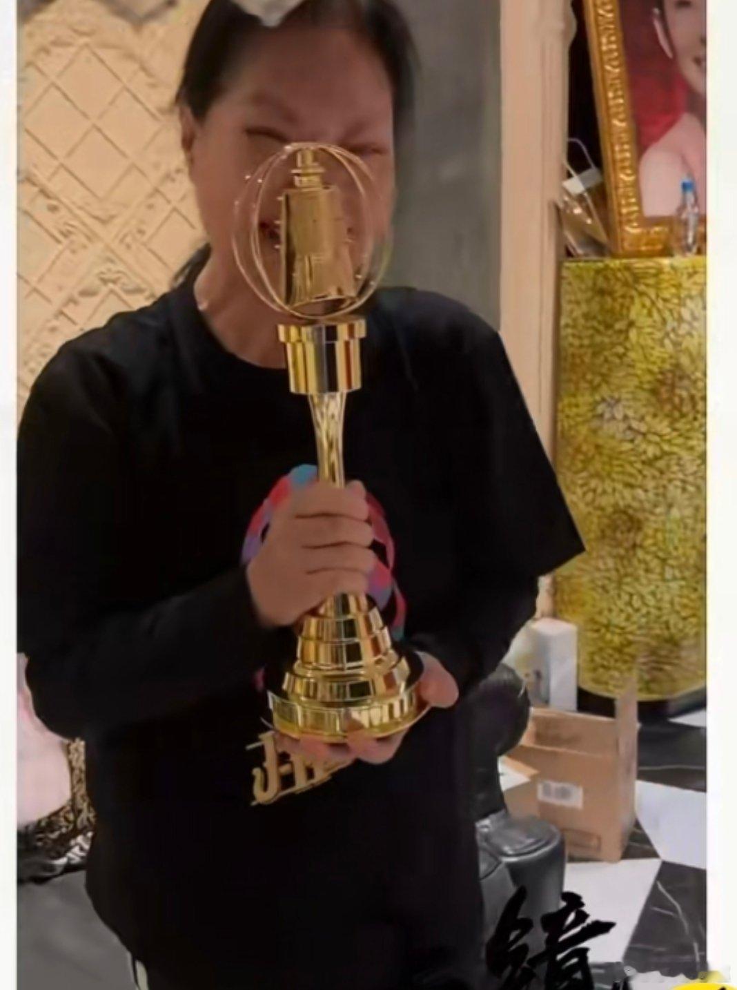 S妈收到金钟奖杯那不得接著奏樂接著舞…… 