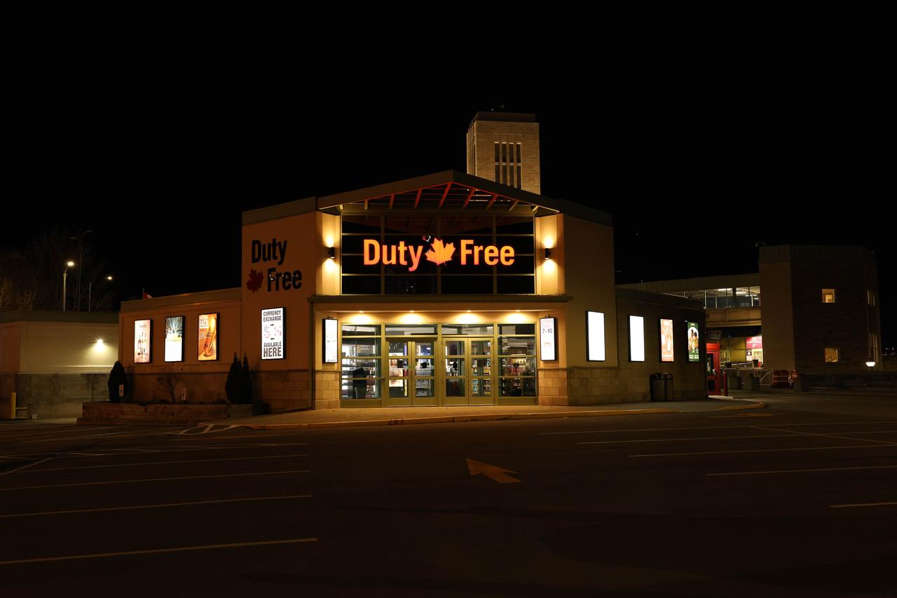 圣诞节跟朋友一家约着去尼亚加拉瀑布看夜景，听说那里有圣诞烟花表演，还有瀑布灯光。