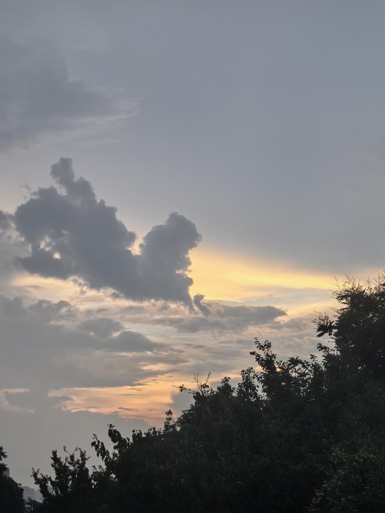 云层遮住了夕阳，天边透出微光。