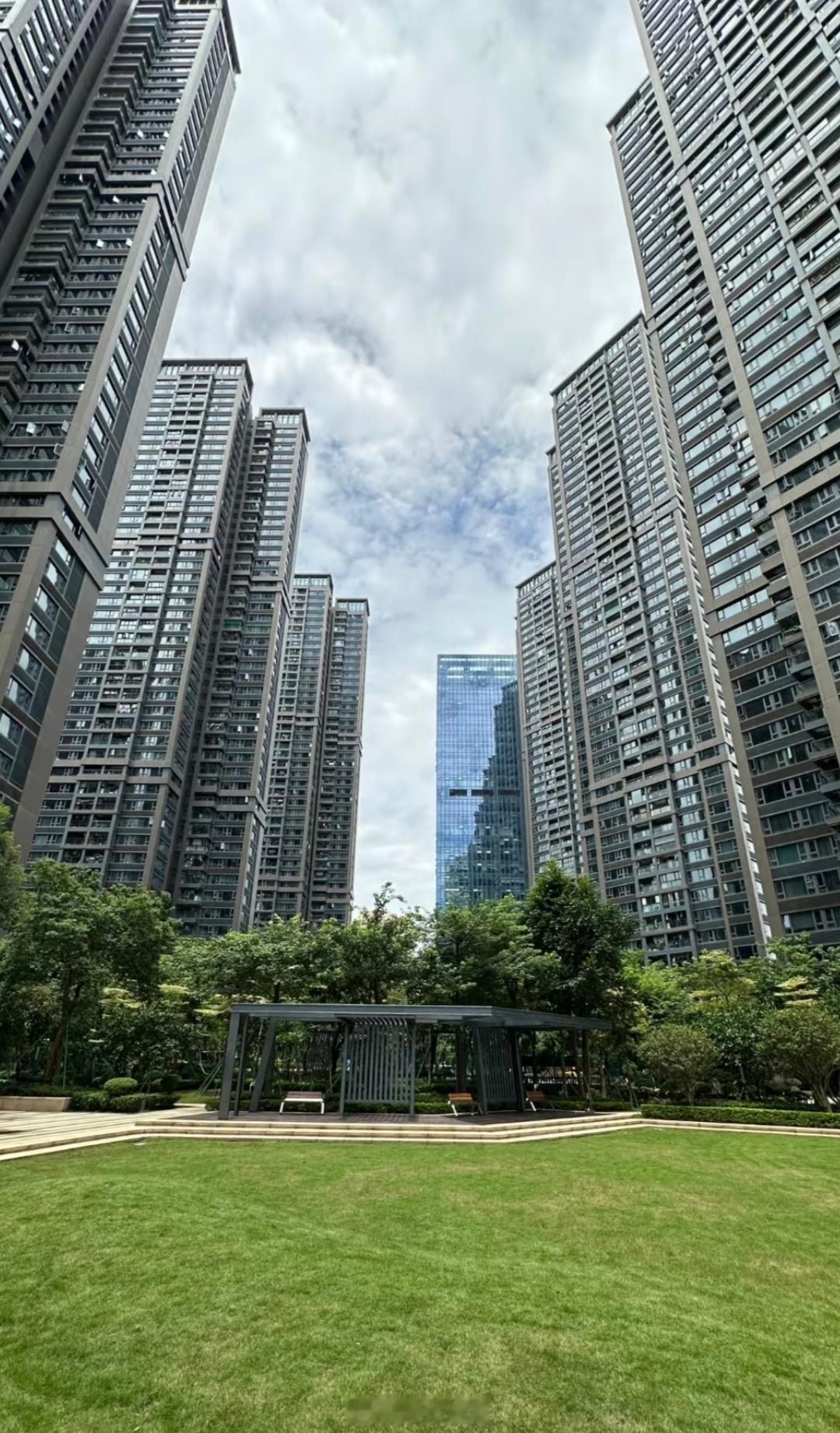 深圳宝中次新房海纳公馆，89平3房中楼层，最新892万成交，比上半年同户型上涨了