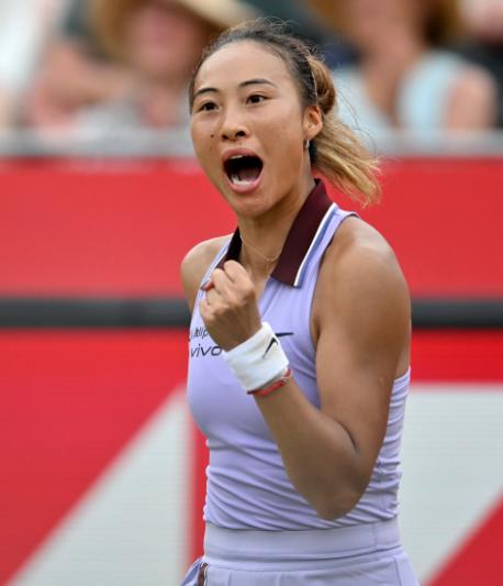 谁说她不行？
 
WTA最新排名，郑钦文第52位，飙升69位。美网开赛前，她全年