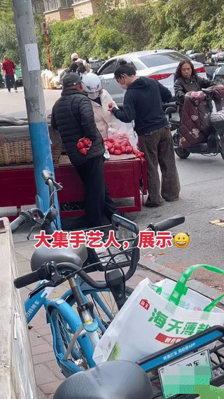 网友拍下卖菜的大爷是如何将几个烂掉的西红柿🍅卖给顾客的？
他事先将3个烂西红柿
