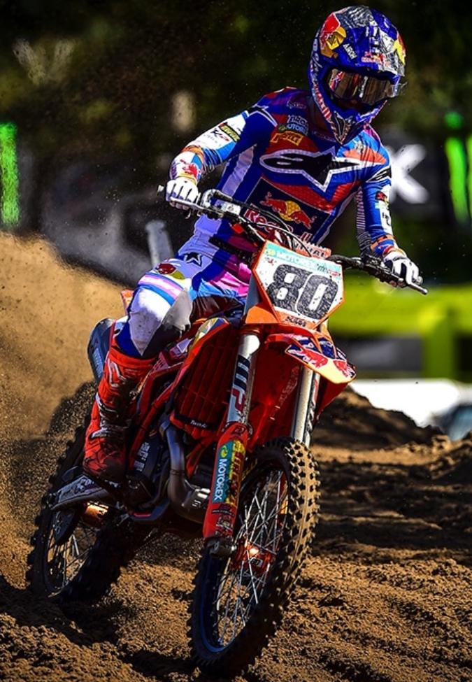 MXGP硬地赛道的技术密码：轮胎、悬挂与骑行姿势的终极博弈！
很多人看MXGP只