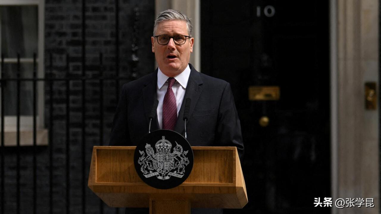 英国首相基尔·斯塔默今天在伦敦唐宁街发表讲话时宣布辞职，并表示将在工党选出新领导