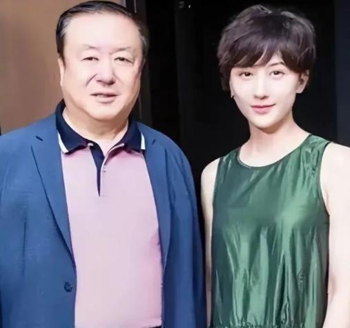 尤小刚的感情经历总像他拍的那些秘史剧，层层叠叠藏着转折。1994年42岁的他为了