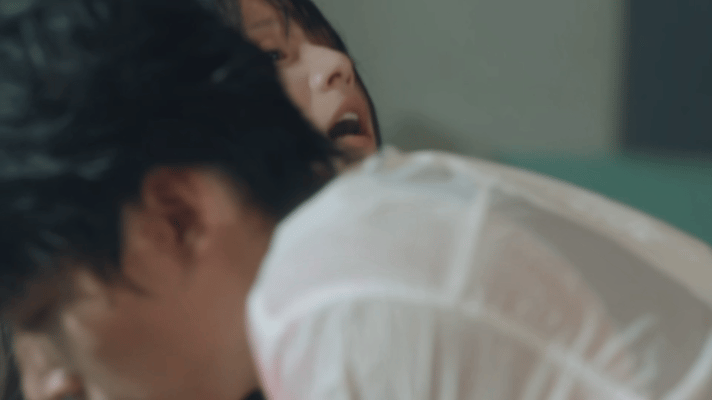 周柯宇炽夏为爱挡刀名场面电视剧炽夏看完挡刀这段对周柯宇说不出一句重话来，陆西骁前