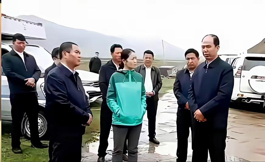 女县长上任第一天，就到乡村调研，并现场听取镇领导的汇报。乡村振兴刻不容缓，让老百